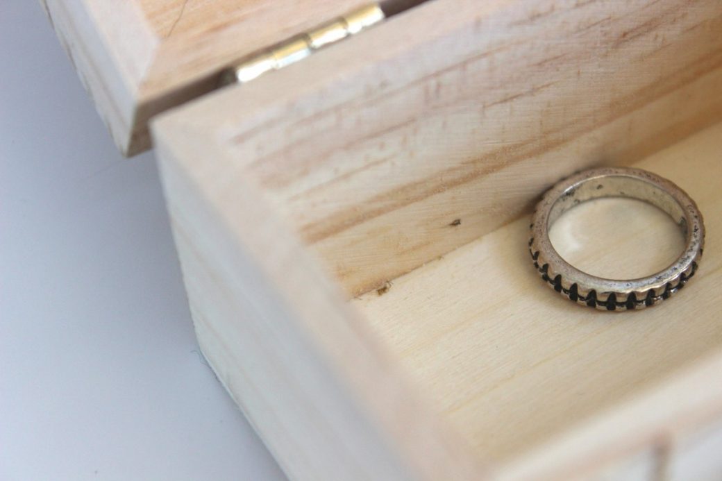 Un anneau dans une boite à bijoux